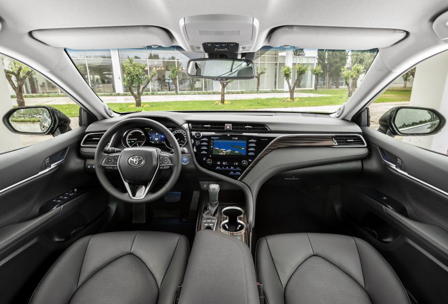 Торпедо Toyota Camry Hybrid 2019 года  (EU) (фото 35 из 45)